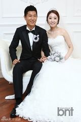 组图：韩国脚金在成迎娶美女主播韩志英