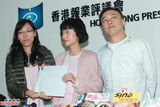 组图：徐濠萦素颜现身香港报业评议会 陈奕迅递交投诉书