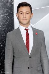 组图：贝尔和哈迪携妻甜蜜亮相《蝙蝠侠》首映