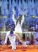 组图：亚运闭幕仁川十分钟表演 Rain激情献唱