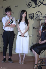 组图：张静初代言活动秀飘逸长发  白裙甜美小清新