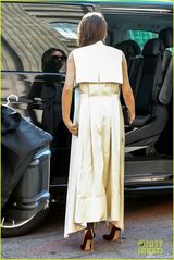 组图：贝嫂潮装现身车站 长衫飘舞女王范儿十足