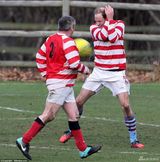 组图：威廉王子与弟弟哈里踢球 成对手大方拥抱