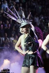 组图：Gaga巴塞罗那献唱 铆钉装威武羊角头怪异