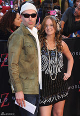 组图：皮特新片纽约站朱莉未现身 父兄代替助阵