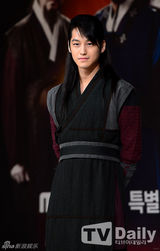 组图：《火之女神》发布 文根英着韩服端庄亮相