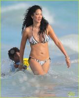 组图：时尚女皇吉莫拉胸器傲人 与男友海滩热吻