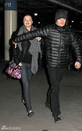 高清组图：奥兰多-布鲁姆秀恩爱 精灵王子护大肚娇妻