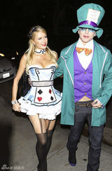 组图：希尔顿变装扑克女佣 阿诺长子扮亚里士多德