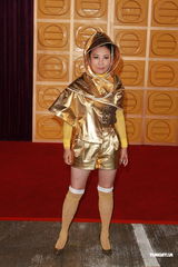 组图：汪明荃身着金色太空服另类登场