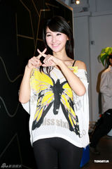 组图：曾志伟率众美女录美食节目 将开拍两部新戏 