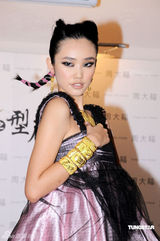 幻灯图：谢婷婷低胸装抢镜 赴云南与男友过圣诞