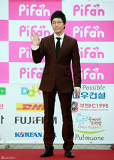 高清组图：秀爱黑礼服美艳电影节 申世京斜肩裙抢镜