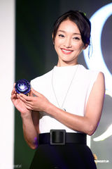 组图：周迅代言捞千万 皮肤过敏私下不化妆