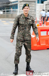 组图：韩星金智勋今日退伍曾演《人鱼公主》