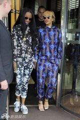 组图：蕾哈娜闺蜜情侣装亲密 花朵装变妩媚玫瑰