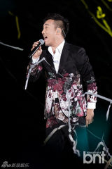 组图：韩歌手李文世首尔个唱 5万张门票售罄