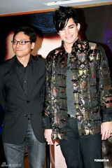 组图：美偶歌手兰伯特香港将开唱 入乡随俗穿唐装