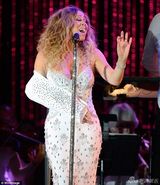 组图：玛利亚负伤吊绷带开唱 低胸水钻裙典雅