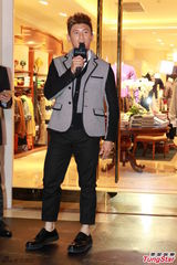 组图：吴奇隆白百何站台捞金 着装默契似情侣