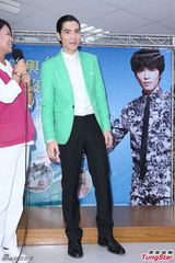 组图：萧敬腾亮相任招募大使 绿色小西装抢镜