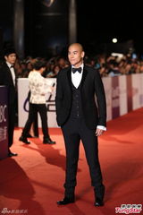 组图：《激战》彭于晏亮相红毯 光头抢镜