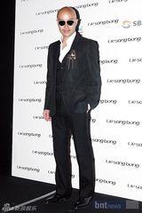 组图：具荷拉柳真等艺人出席韩国设计师时装展