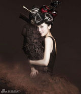 组图：阿Sa(蔡卓妍)穿巧克力兔子装 假发缠绕巨大头套