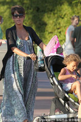 组图：46岁哈利贝瑞怀孕挺巨肚陪爱女游玩
