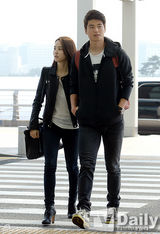 组图：韩惠珍奇诚庸现身机场秀甜蜜恩爱