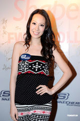 组图：邓紫棋代言鞋类品牌 携手徐子珊出席时装秀