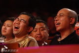 幻灯图：郭德纲于谦演出揭幕 《十年》说尽相声界
