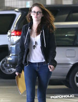 组图：暮光女戴哈利波特眼镜外出 紧盯手机锁眉