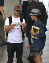 组图：囧瑟夫玛丽昂机场相遇 短暂叙旧拥抱告别