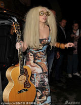 组图：Gaga怪人眼镜爆炸头抢镜 秀名画印花裙