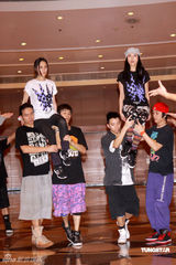 幻灯图集：Twins为个唱彩排 陈伟霆容祖儿探望加油