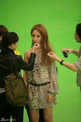 组图：萧亚轩拍冰淇淋广告 笑容甜美露香肩