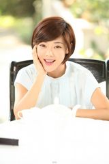 组图：邓家佳曝夏日清凉照 以手抚颊面露微笑