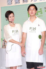 组图：司马燕同丈夫儿子参加活动 烹制美食