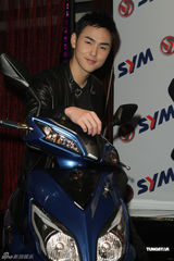 组图：阮经天代言机车 新片搞神秘不知女主角