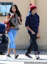 组图：贾斯汀赛琳娜甜蜜同居 拉手出街秀恩爱