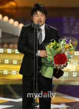 幻灯图：众星出席2009KBS电视台演艺大奖颁奖礼