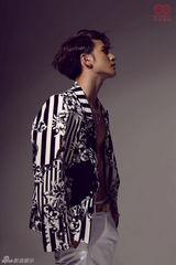 组图：刘洲成化身魅力型男 半裸拍宣传照