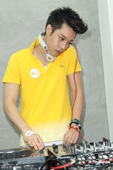 组图：周汤豪搓碟任客座DJ 新专辑包揽全创作