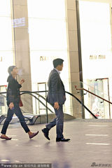 组图：郭晶晶显孕味 获霍启刚悉心护驾接受祝贺