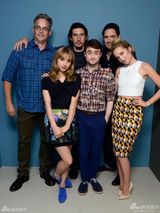 组图：《F字头》拍写真 丹尼尔佐伊甜蜜合影