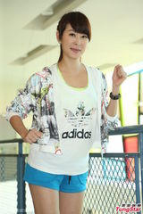 组图：贾永婕运动劲装打扮 慢跑短裤秀修长美腿