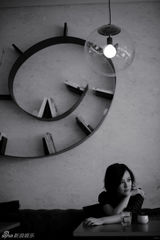 组图：刘孜全新光影大片 黑白色调尽显知性