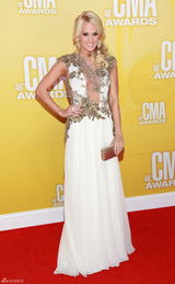 组图：安德伍德着曳地白裙美艳亮相音乐奖