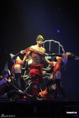 组图：梁汉文香港红馆开唱 圈中好友齐助阵